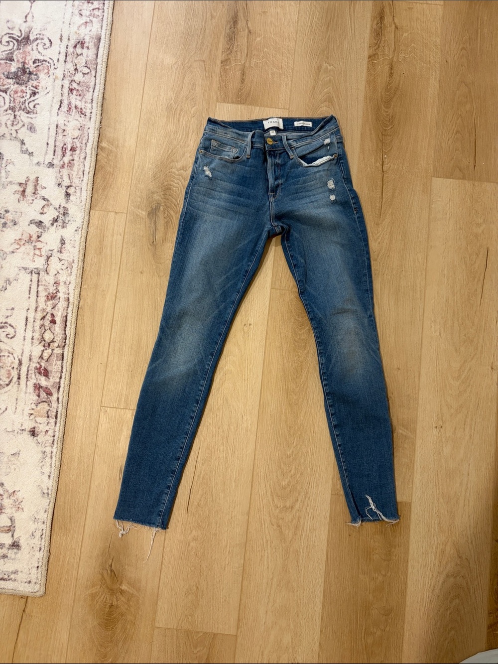 Frame le skinny de Jeanne Jeans in Washed Blue with Raw Hem